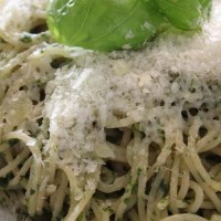 Spaghetti mit Basilikumpesto und Parmesan