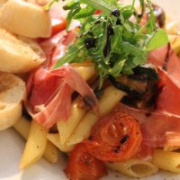  Pastasalat "NUMA-spezial" mit gegrilltem Gemüse, luftgetrocknetem Schinken, geröstetem Baguette und Ruccola