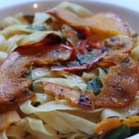  Tagliatelle al olio mit gegrilltem Kürbis, Chili und frischem Salbei 6.90€/8.90€