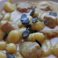 Gnocchi mit Schweinefleisch in Kürbis-Curry-Soße 7.50€/9.50€