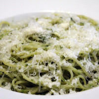 Spaghetti mit Hausgemachtem Bärlauchpesto und frischem Parmesan