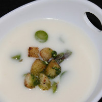Spargel-Crème-Suppe mit Bärlauchcroutons