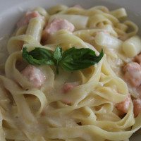 Tagliatelle mit Lachsfiletwürfeln und Spargel in Zitronen-Butter-Soße