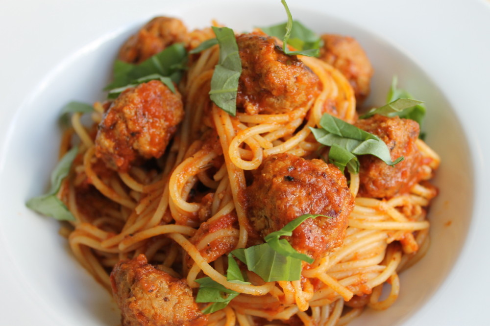 „Spaghetti alla Mama“ Spaghetti in würziger Tomatensoße mit gebratenen ...