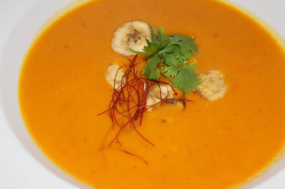 Thailändische Kürbis-Curry-Suppe mit Kokosmilch und Bananenchips – NUMA ...
