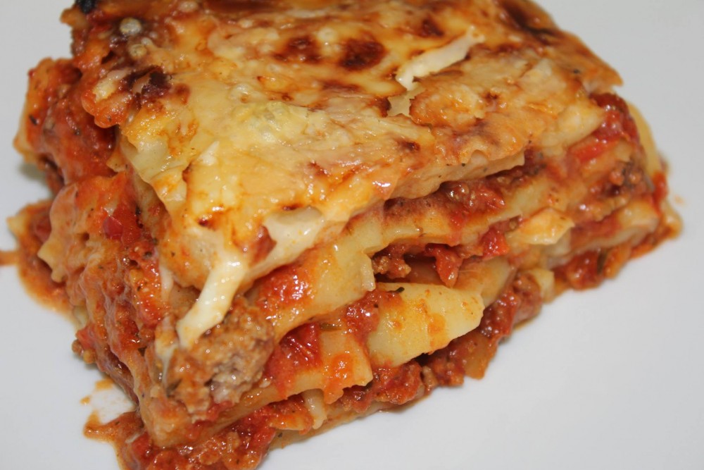 Lasagne alla bolognese oder Spinat Lasagne (Mit verschiedenen Käse ...